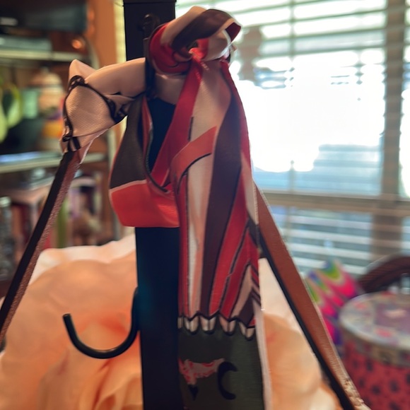 Dooney &Bourke wristlet pre owned has some flaws that are showed in pictures. - Picture 12 of 13